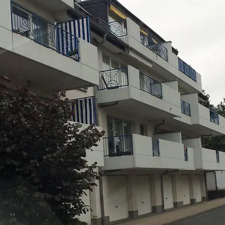 Bibi & Ro's Airport Apartment *
