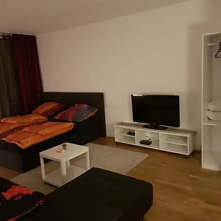 Bibi & Ro's Airport Apartment *